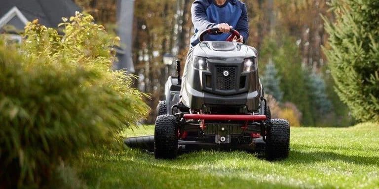 Advantages of Riding Lawn Mowers Over Push Mowers